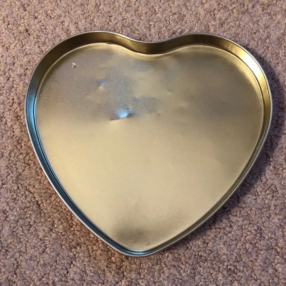 Hershey’s Kiss Heart Shaped Tin Can - Picture 4 of 8